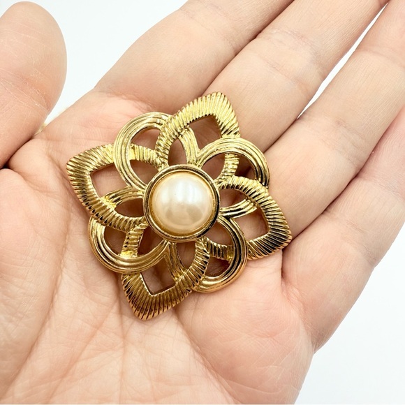 Vintage Gold Tone Abstract Shaped Brooches Lot - Picture 3 of 11